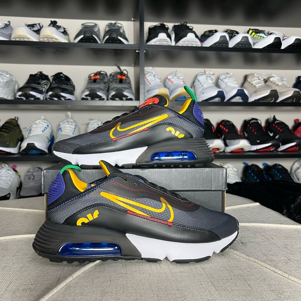 Nike air max 2090, dark gray ,Chile red, university gold.